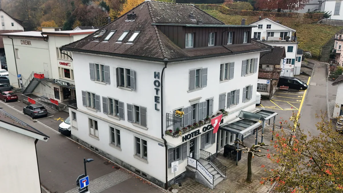 Luftaufnahme des Restaurants Ochsen mit seiner denkmalgeschützten Fassade.